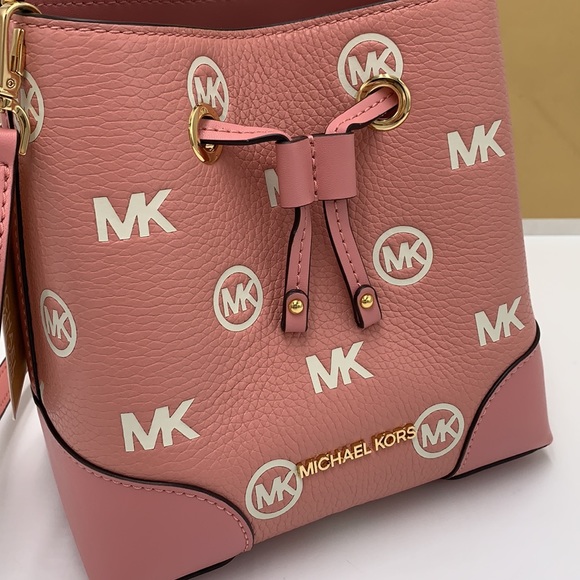MICHAEL KORS
Mercer Small Logo Embossed Leather
Bucket Bag PRIMROSE COLOR - Picture 2 of 16